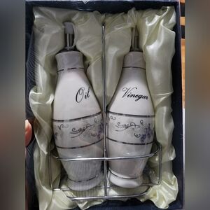 D'LUSSO DESIGNS OIL & VINEGAR CRUET CARAFE SET WITH METAL STAND